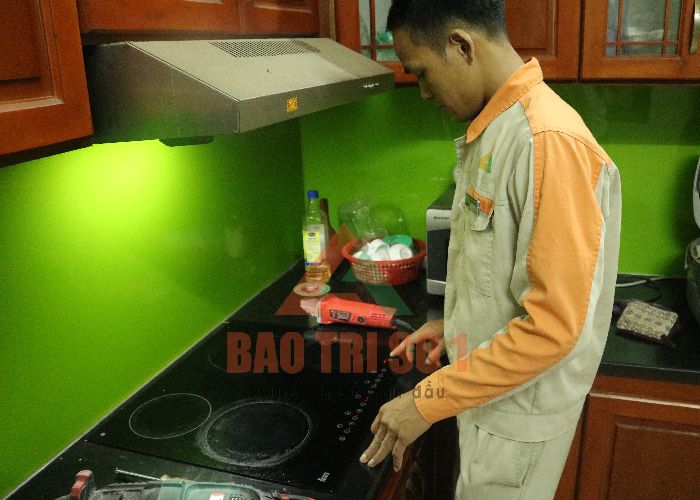 Nhân viên kỹ thuật có mặt để sửa chữa bếp từ tại nhà khách hàng ở Hà Nội Nhân viên kỹ thuật có mặt để sửa chữa bếp từ tại nhà khách hàng ở Hà Nội
